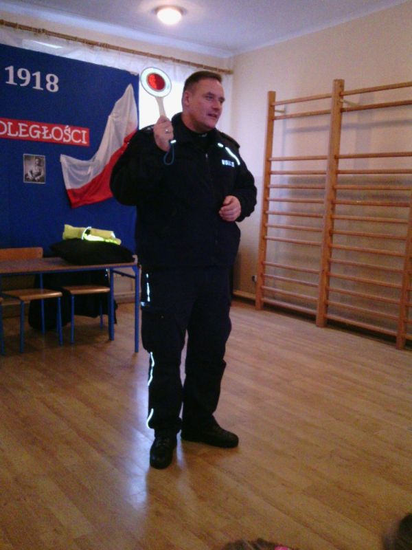 WIZYTA POLICJANTA W SZKOLE FILIALNEJ W WIĘSŁAWICACH