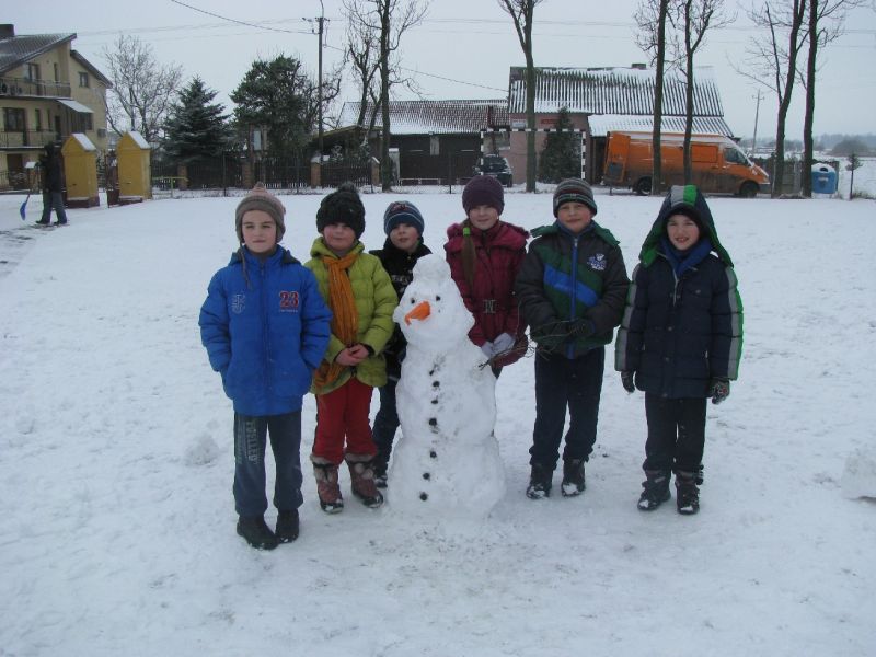 LEPIENIE BAŁWANA W SZKOLE FILIALNEJ W WIĘSŁAWICACH