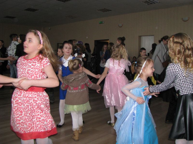 Karnawałowe pląsy uczniów z Więsławic