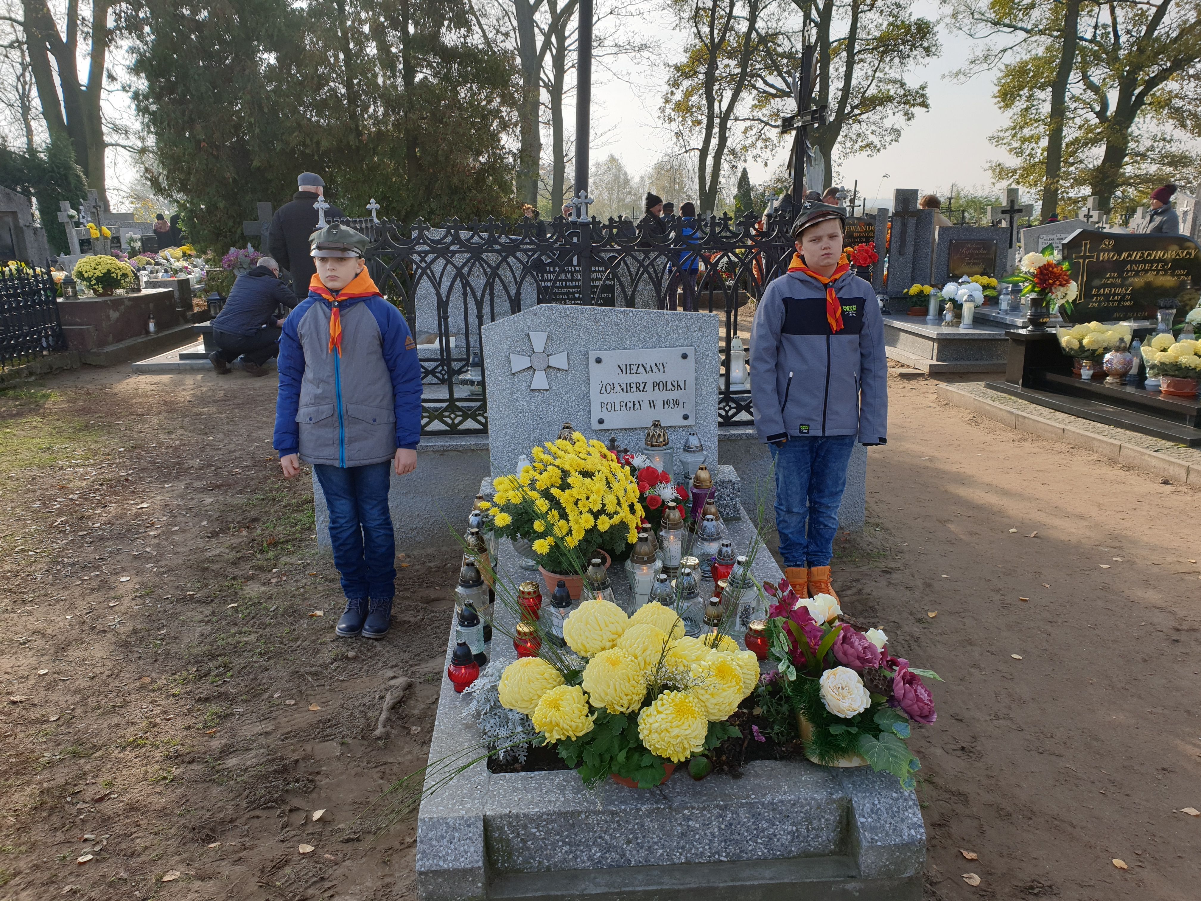 Modlitwa, czuwanie oraz sprzątnie grobów nieznanych żołnierzy