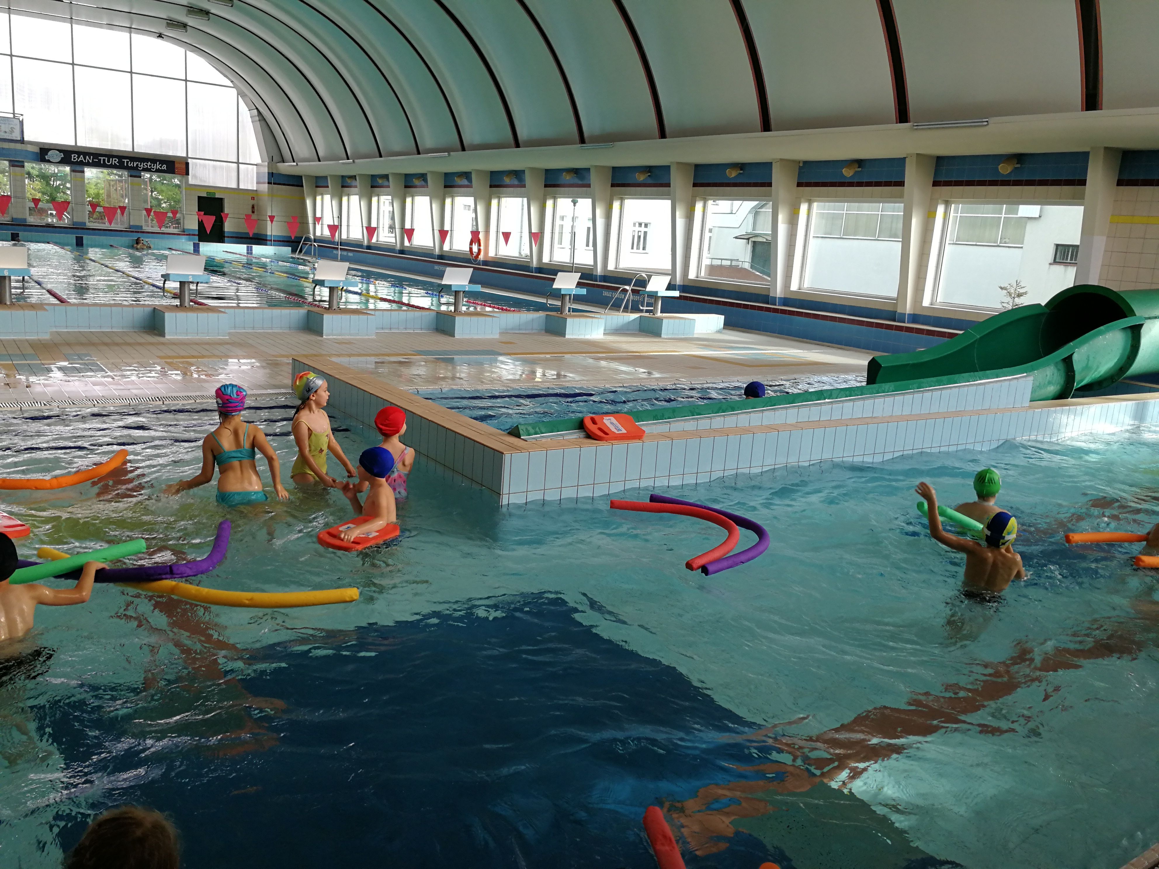 WIZYTA UCZNIÓW ZE SZKOŁY PODSTAWOWEJ W GRABKOWIE NA BASENIE W GOSTYNINIE 2019